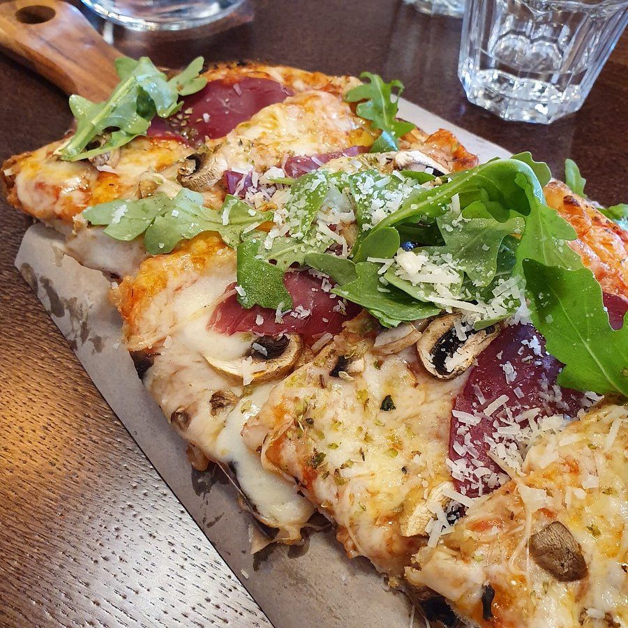 Pizza Bresaola på träbricka